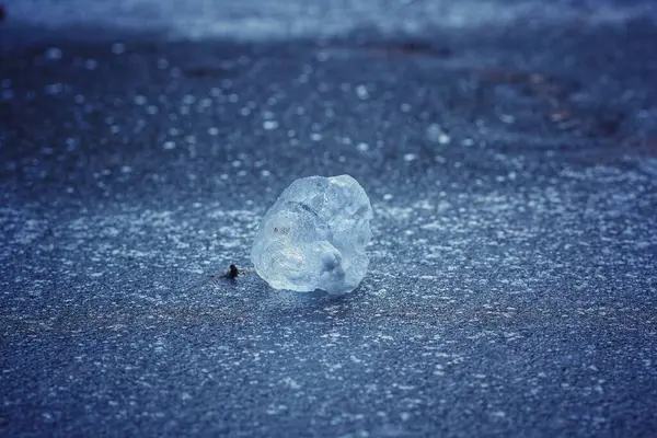 アスファルトの地面に氷のボール — ストック写真
