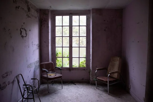 Sanatorio Abandonado Angicourt Francia Con Paredes Marcadas Ventanas Rotas — Foto de Stock