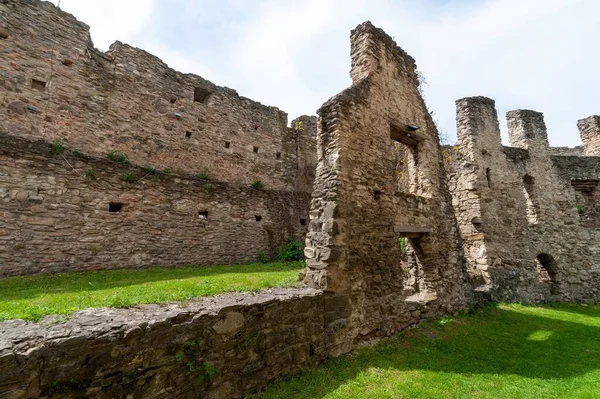 Ein Niedriger Winkel Einer Alten Burgruine Einem Immergrünen Feld — Stockfoto