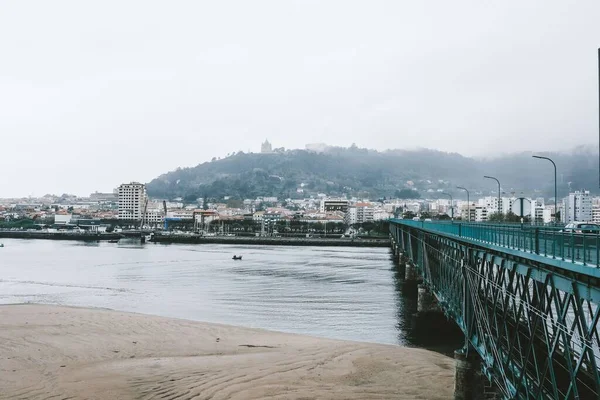 Viana Casteloの建物に囲まれた川にかかる橋の空中ビュー — ストック写真