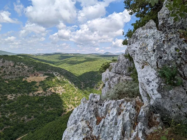 岩だらけの山の頂上から見える広大な景観の自然景観 — ストック写真