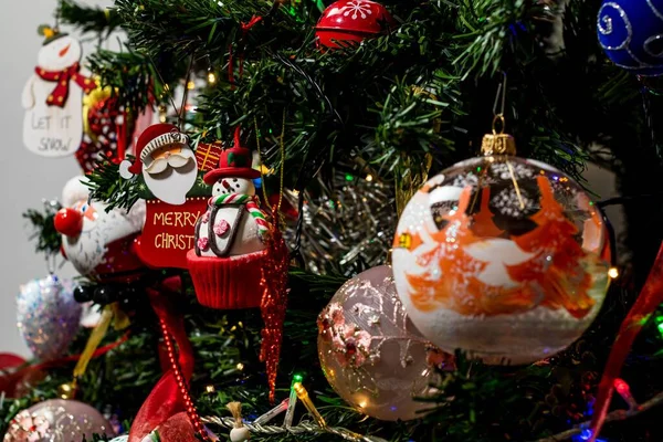 Όμορφα Στολίδια Και Διακοσμήσεις Κρέμονται Στο Χριστουγεννιάτικο Δέντρο — Φωτογραφία Αρχείου