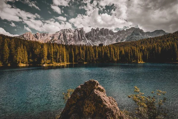 Ein Blick Auf Den Bergsee Einem Sonnigen Tag — Stockfoto