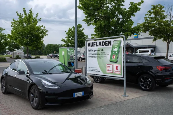 Black Tesla Model Dual Motor Charging Lidl Supermarket Charging Station — Stock Photo, Image