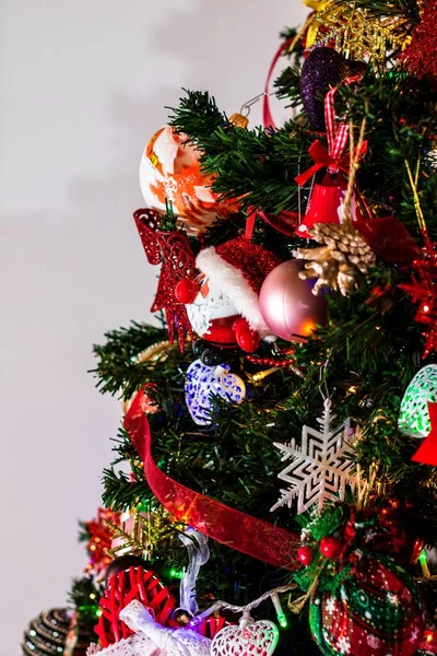 크리스마스 트리에 아름다운 크리스마스 장식품들 — 스톡 사진