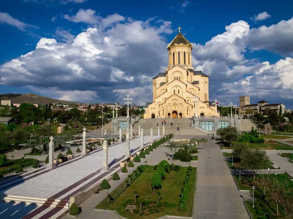 Tiflis Gürcistan Daki Eski Bir Kilisenin Düşük Açılı Görüntüsü — Stok fotoğraf
