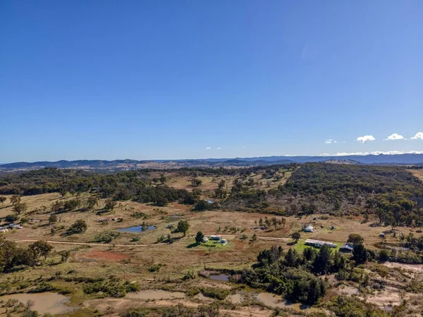 Letecký Pohled Město Emmaville Austrálii Obklopeno Stromy Pod Modrou Oblohou — Stock fotografie