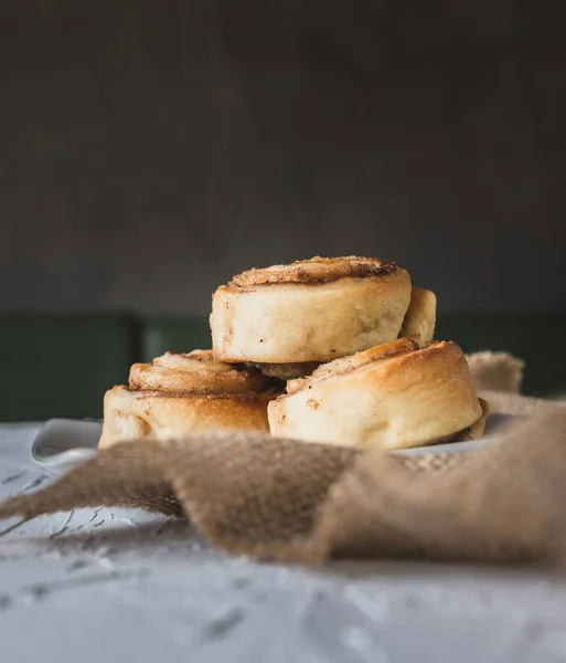 Primer Plano Deliciosos Rollos Canela Plato — Foto de Stock