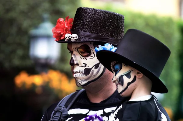 Closeup Shot Man Holding Child Painted Skull Makeup Celebrating Day — Stock Photo, Image