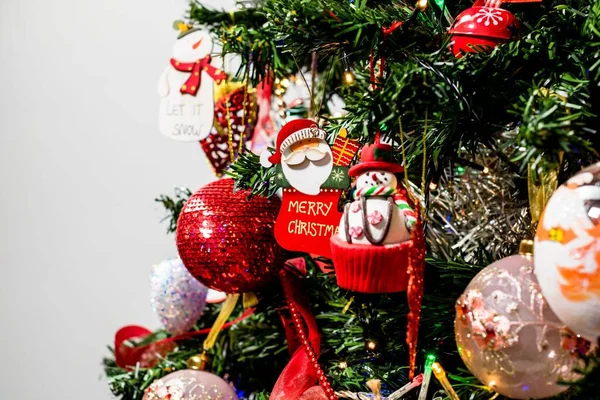 Gyönyörű Díszek Dekorációk Lógnak Karácsonyfa — Stock Fotó