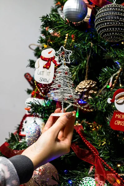 Eine Nahaufnahme Einer Frau Die Einen Silbernen Weihnachtsbaumschmuck Gegen Den — Stockfoto