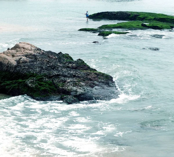Mar Ondulado Con Pescador Orilla —  Fotos de Stock