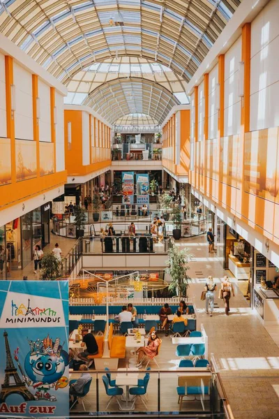 Een Verticaal Shot Van Een Interieur Van Een Druk Winkelcentrum — Stockfoto