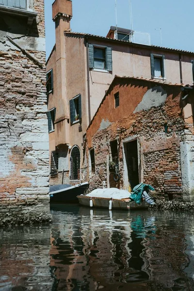 Eine Vertikale Aufnahme Eines Kanals Mit Zwei Booten Und Alten — Stockfoto