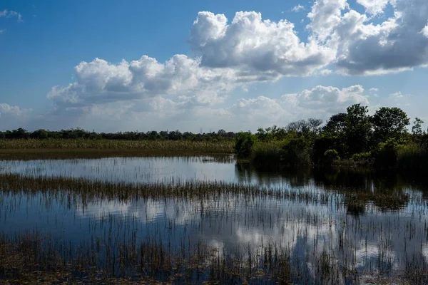 Una Vista Panorámica Hermoso Cielo Nublado Que Refleja Agua — Foto de Stock