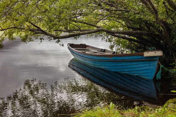 Gün Boyunca Gölün Kenarında Park Etmiş Küçük Mavi Bir Teknenin — Stok fotoğraf