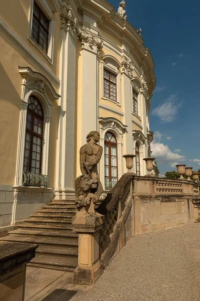 Κάθετη Φωτογραφία Αγάλματος Έξω Από Παλάτι Του Μονρεπού Seeschloss Monrepos — Φωτογραφία Αρχείου