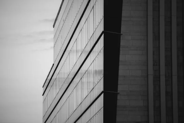 Gri Tonda Çekilmiş Bulutlu Gökyüzüne Karşı Modern Bir Binanın Yakın — Stok fotoğraf