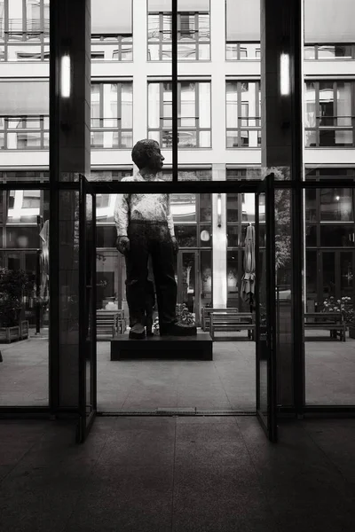 Eine Große Skulptur Eines Büroangestellten Einem Glashof Berlin Deutschland — Stockfoto