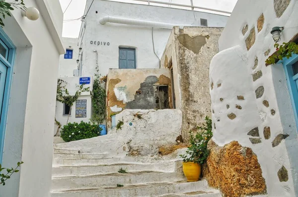 Eine Enge Straße Mit Traditionellen Weiß Getünchten Gebäuden Und Gepflasterten — Stockfoto