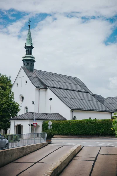 Een Verticaal Shot Van Katholieke Kerk — Stockfoto