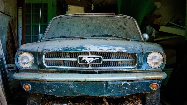 Une Vieille Ford Mustang 1965 Verte Dans Garage Atelier Réparation — Photo