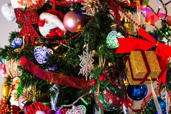 Ένα Κοντινό Πλάνο Ενός Όμορφου Χριστουγεννιάτικου Δέντρου Φώτα Και Διακοσμήσεις — Φωτογραφία Αρχείου