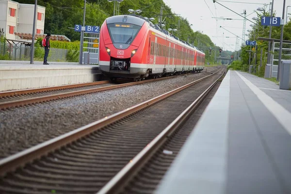 ドイツのガイレンキルヒェン駅に到着した赤いDb列車 — ストック写真