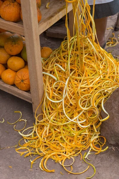 Pionowe Ujęcie Stoiska Sokiem Świeżymi Owocami Skórkami Pomarańczy Ziemi — Zdjęcie stockowe