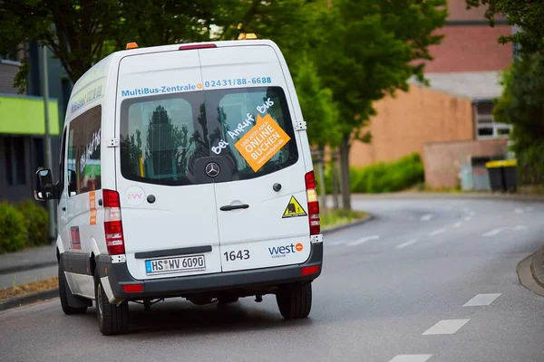 Uma Van Aluguel Mercedes Dirigindo Uma Estrada Geilenkirchen Alemanha — Fotografia de Stock