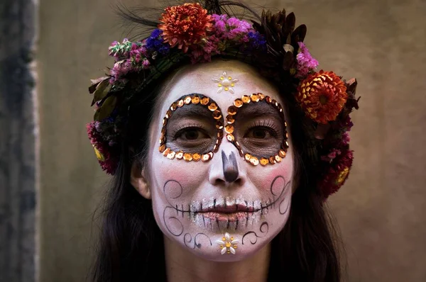 두개골 화장을 여자의 아름다운 초상화 — 스톡 사진