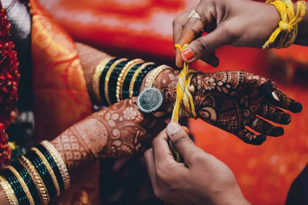 在印度印度教婚礼上 为新郎新娘祝福的卡尼亚丹仪式的特写镜头 — 图库照片