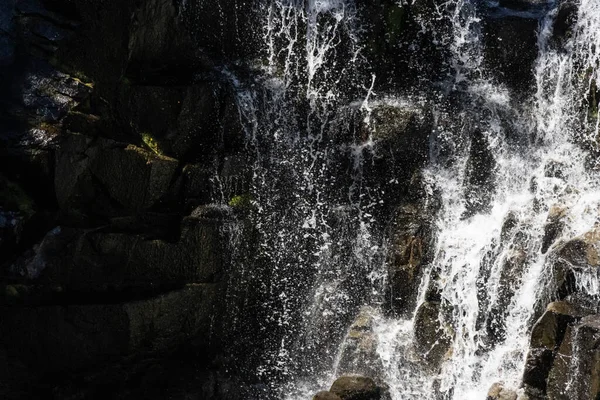 Het Close Uitzicht Van Watervallen Die Door Rotsen Stromen — Stockfoto