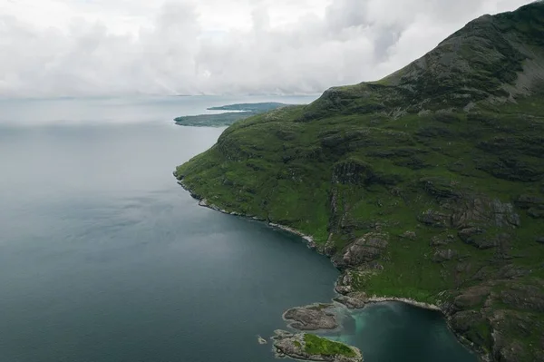 Vacker Utsikt Över Kullar Och Hav Dimmig Dag Cuillin Skottland — Stockfoto