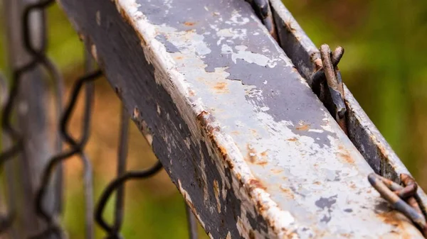 Primo Piano Del Bordo Del Ponte Corroso Con Griglia Acciaio — Foto Stock