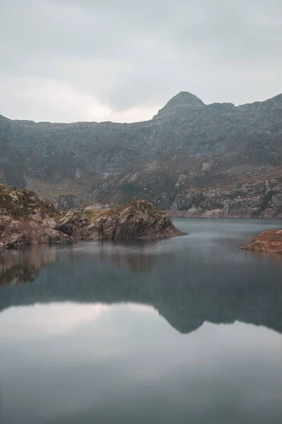 Landscape Lake Rocky Formations Cloudy Day — Stock Photo, Image