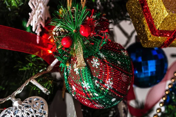 Closeup Shot Christmas Tree Hanging Sparkly Ornaments — Stock Photo, Image