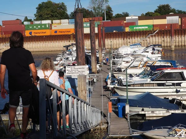 Grupo Personas Caminando Por Embarcadero Durante Festival Pescadores Alemania —  Fotos de Stock