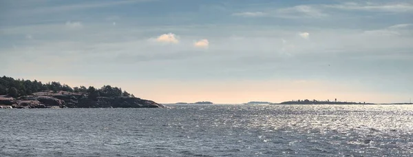 Mavi Gökyüzünün Altındaki Küçük Adanın Mavi Okyanusundan Panoramik Bir Manzara — Stok fotoğraf