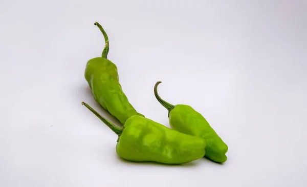 Een Close Shot Van Groene Chili Pepers Geïsoleerd Witte Achtergrond — Stockfoto