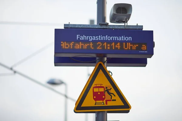 Низькокутний Знімок Цифрового Звіту Про Відправлення Попереджувальний Знак Залізничній Станції — стокове фото