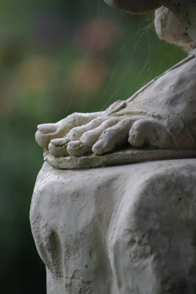 Una Statua Bianca Piede Ragnatela — Foto Stock