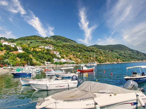 Piękny Widok Plażę Łodzi Gór Loutraki Wyspie Skopelos Grecja — Zdjęcie stockowe