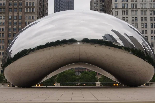 조각은 구름낀 하늘을 Anish Kapoor 불리고 있습니다 — 스톡 사진