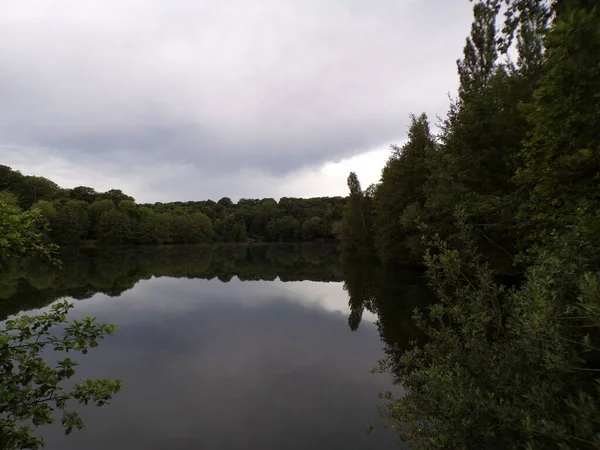 Μια Γραφική Θέα Μιας Λίμνης Που Αντανακλά Πράσινα Δέντρα Στην — Φωτογραφία Αρχείου