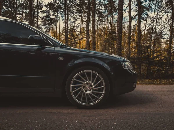 Une Voiture Noire Passant Près Forêt — Photo