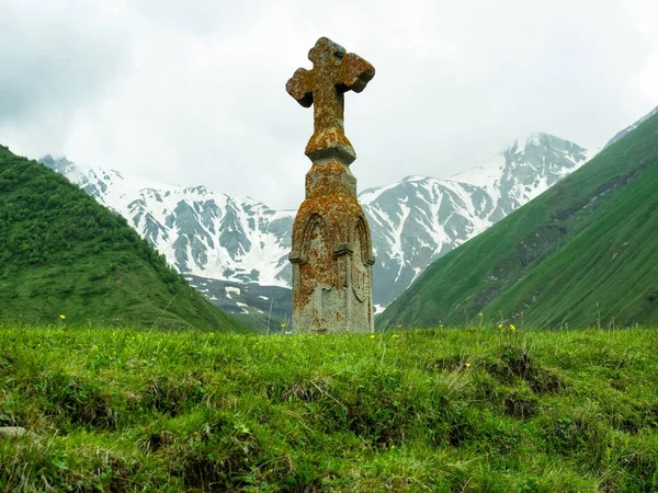 Nahaufnahme Eines Schönen Kreuzes Der Nähe Der Berge Georgien — Stockfoto