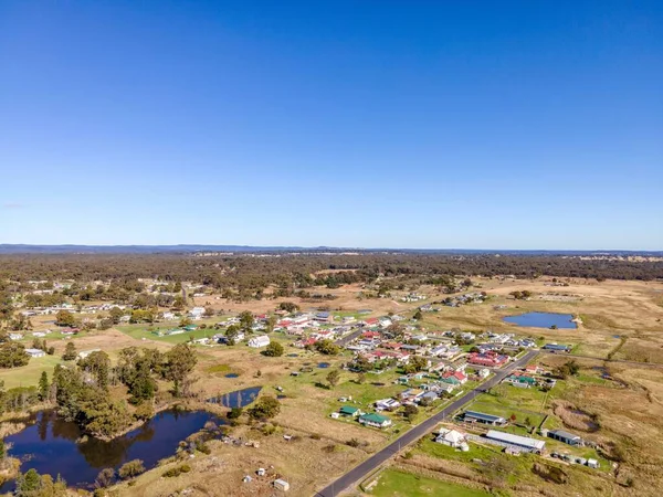 Letecký Pohled Město Emmaville Austrálii Obklopeno Stromy Pod Modrou Oblohou — Stock fotografie