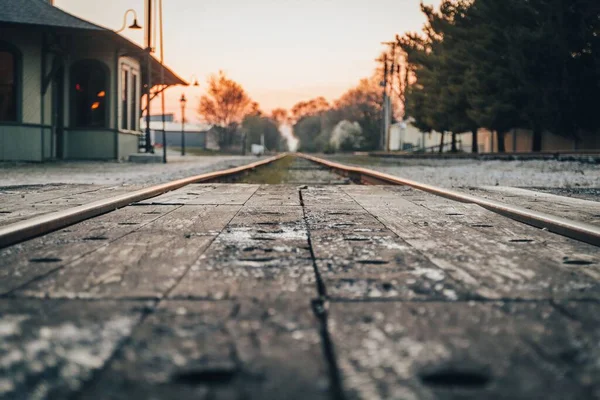 Ein Blick Auf Den Alten Leeren Bahnhof Bei Sonnenuntergang — Stockfoto