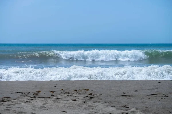 砂浜で海の波がクラッシュします 海岸で波が打ち寄せる 夏の日に自然のスプラッシュ 海の波がビーチでクラッシュ — ストック写真